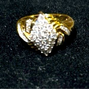 Vintage .98tcw Diamond Cluster 10KT yellow gold cocktail ring